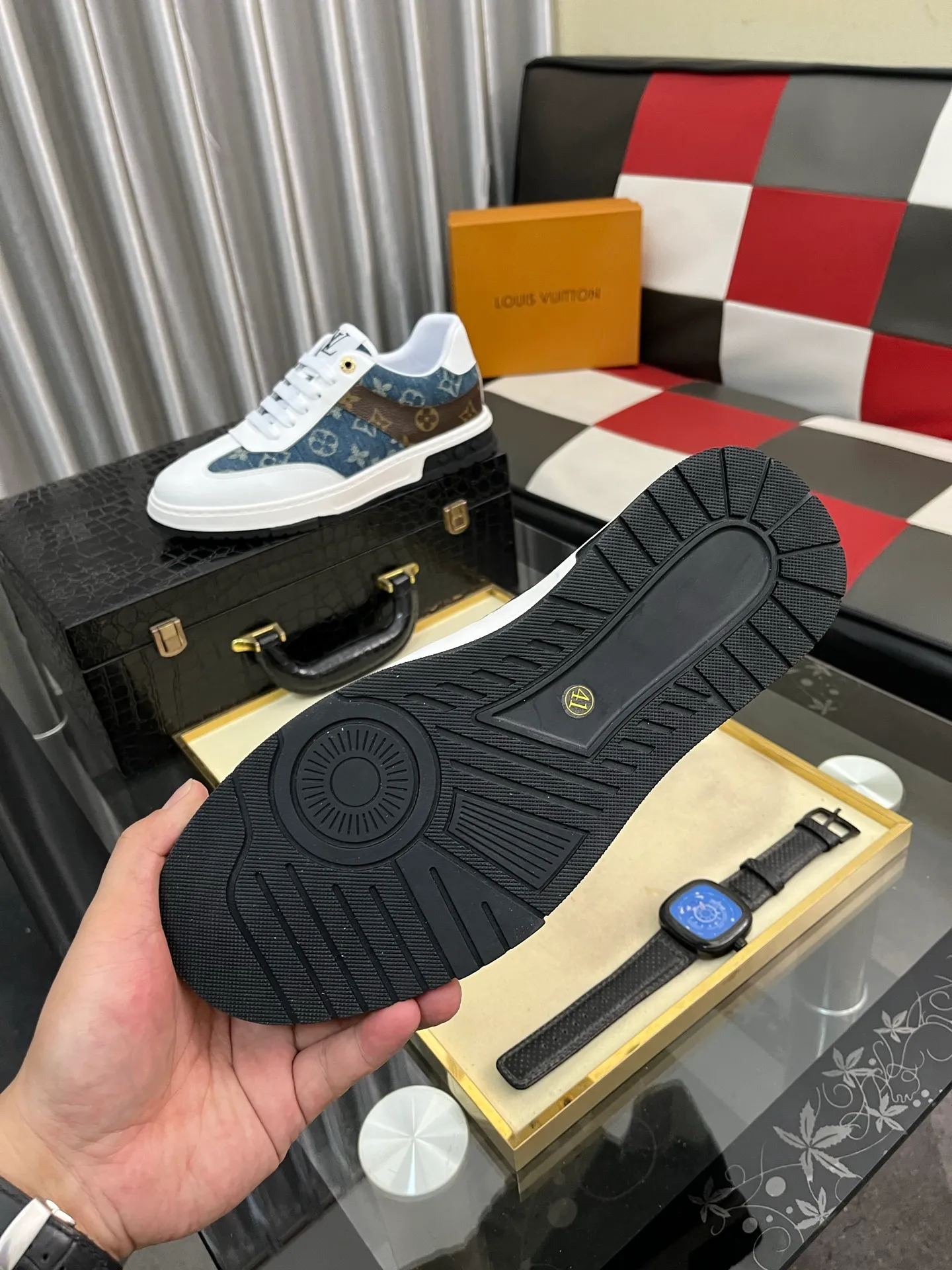 Men's shoes 💰400⌚️⌚️《Louis vuitton/LV Louis Vuitton》original quality.~ Unique modern style sneakers. 🏃A must-have casual shoe for trendy men😍😍 Original brand imported from Italy, imported original leather, cowhide lining (refuses to discolor and grind feet) sole: original sole provided by the original factory, French lazy style design ⚠️Fit to the feet, original quality, super comfortable original sole. Code number: 38-442️⃣Colors available
